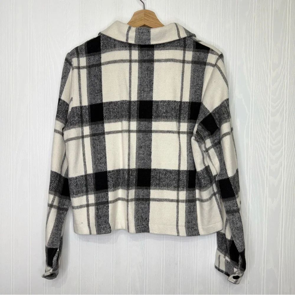 Black & white Buffalo plaid cropped Shacket size Large Shein - Picture 6 of 8